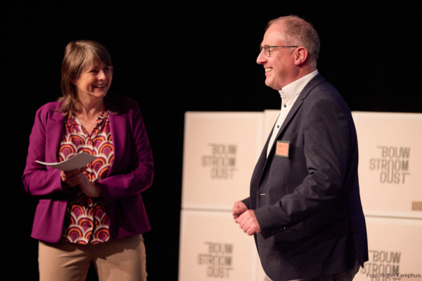 Dagvoorzitter Yvonne Lemmens in gesprek met Martijn Rink Bouwstroom Oost